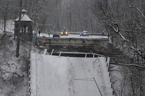 APTOPIX Bridge Collapse Pittsburgh