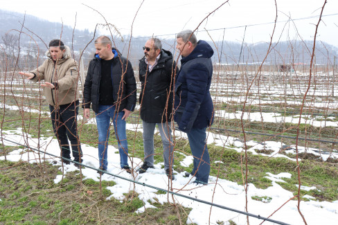 Raca Nedeljković, voćar sa predstavnicima Ministarstva poljoprivrede i Kompanije "Dunav osiguranje“